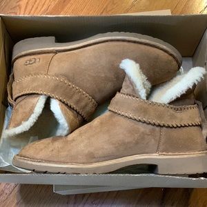 Women’s Ugg McKay Boot 8.5